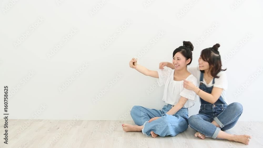 スマートフォンを使う女性 スマートフォンを使う女性