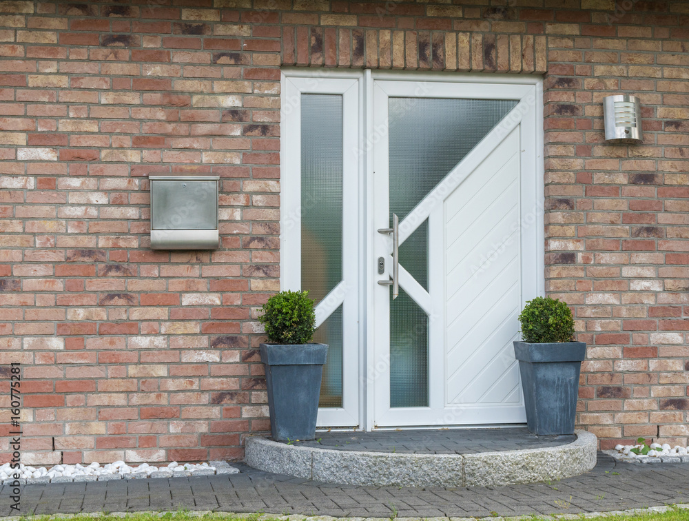 Fototapeta premium Moderne Haustür eines Hauses
