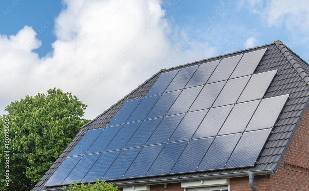 Fototapeta premium Solaranlage auf einem Dach