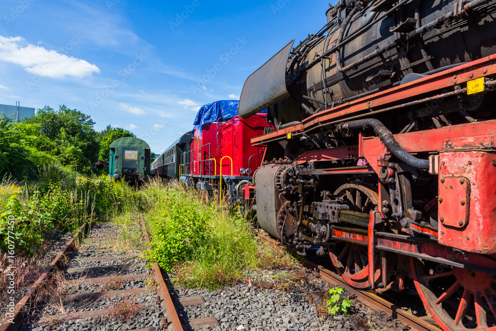 Naklejka premium Stara parowóz na stacji kolejowej w Wiesbaden-Dotzheim. 18.06.2017.