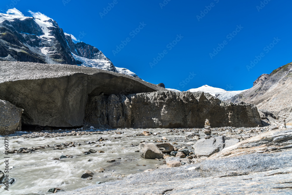 Steinmännchen in der Strömung von Schmelzwasser des Gletschers am Großglockner