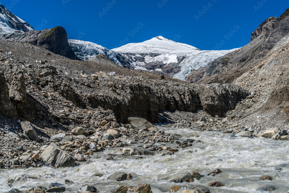Rauschendes Schmelzwasser des Großglockner-Gletschers mit Johannisberg im Hintergrund