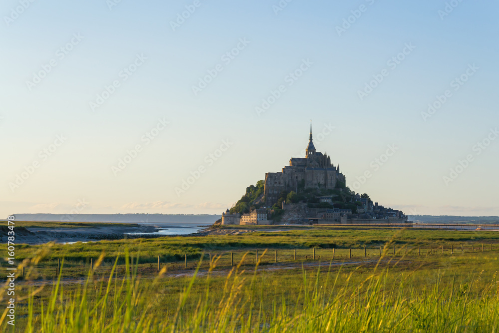 le Mont Saint-Michel sur un coucher de soleil le Mont Saint-Michel sur un coucher de soleil