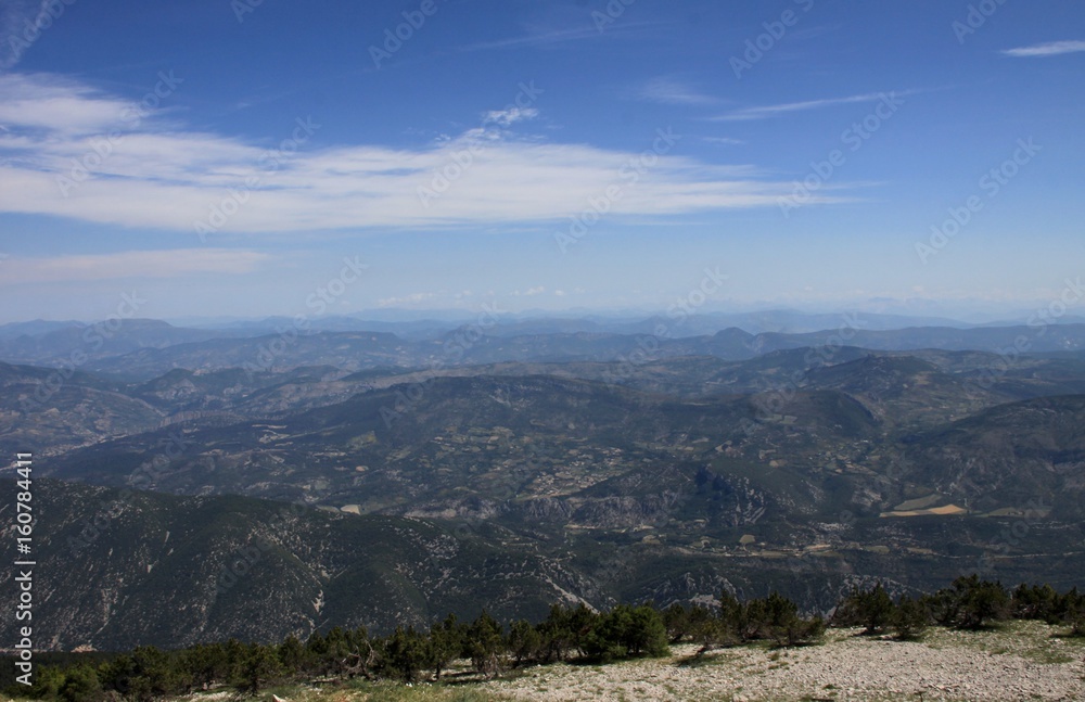 Naklejka premium vue sur les monts du Vaucluse et du Luberon depuis le Mont Ventoux