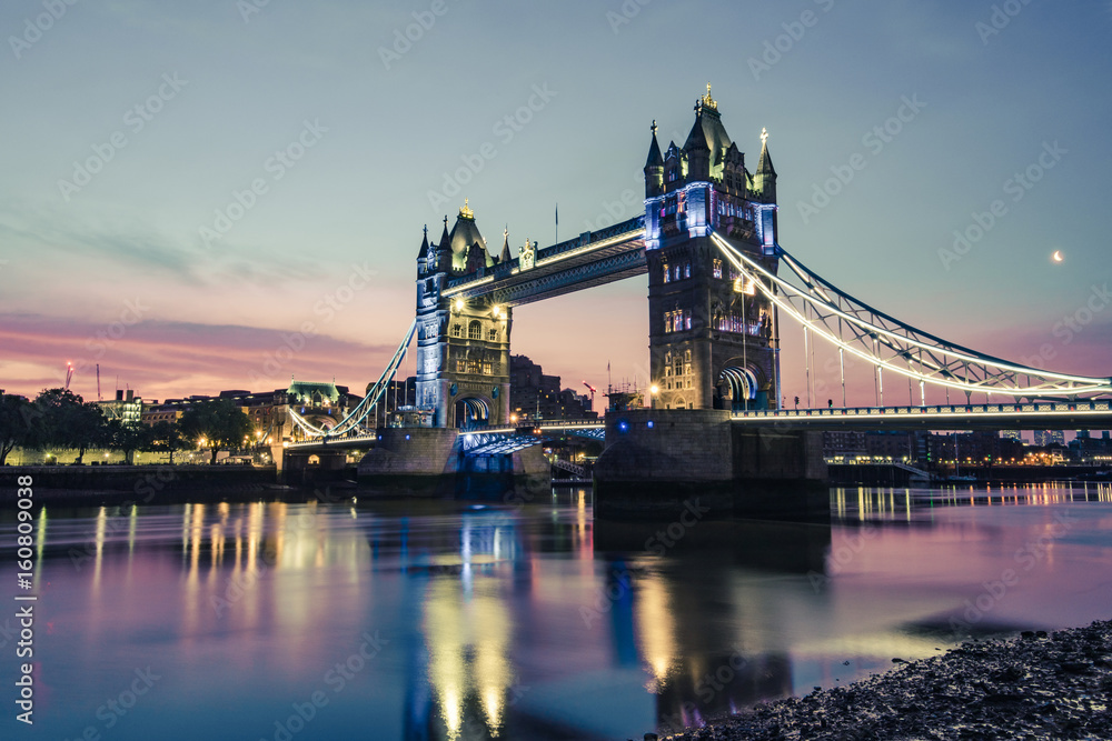 Obraz premium London Tower Bridge oświetlony o zmierzchu