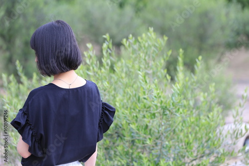 オリーブ畑と女性の後姿