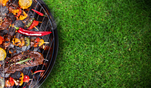 Fotografia Barbecue grill with beef steaks, close-up.