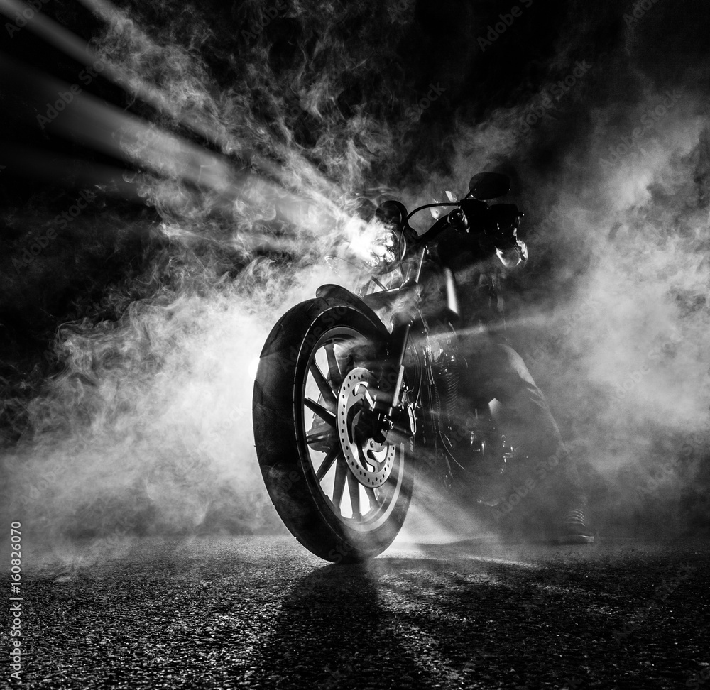 Naklejka premium Śmigłowiec motocyklowy dużej mocy w nocy.