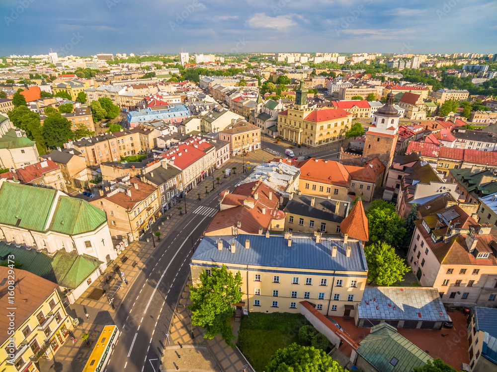 Lublin z lotu ptaka. Krajobraz starego miasta, widok na bramę krakowską i ratusz.