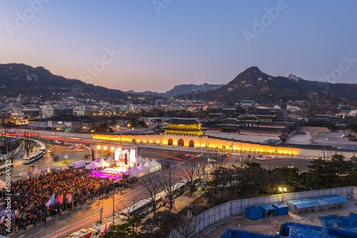 Photography korean traditional palace in seoul, city night scape, crowed