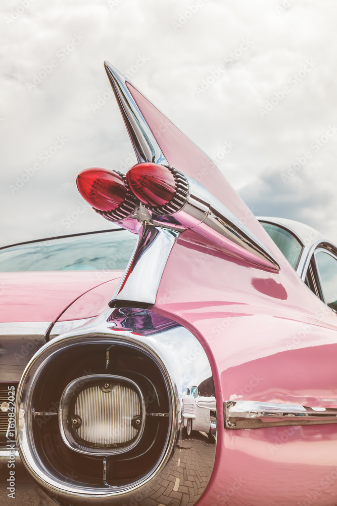 Obraz premium Rear end of a pink classic car