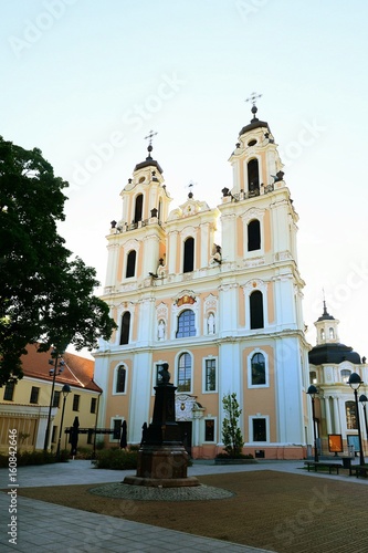 Obraz na płótnie Church of St. Catherine in Vilnius, autumn time w salonie