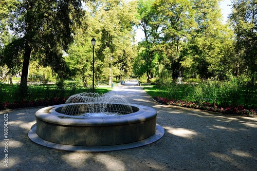 Obraz na płótnie Fountain in Vilnius town Bernardinu garden on autumn w salonie