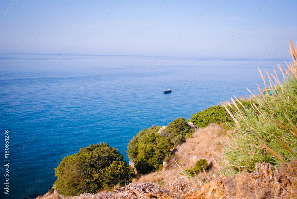 Fototapeta premium Acantilados con barco