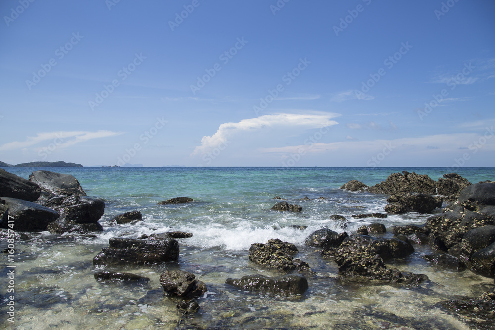 Andaman Sea, clear water, emerald green, the vast blue sky, beautiful sandy beaches, beautiful beaches.