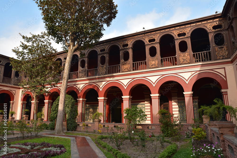 Fototapeta premium Cloître du monastère Santo Domingo à Lima au Pérou