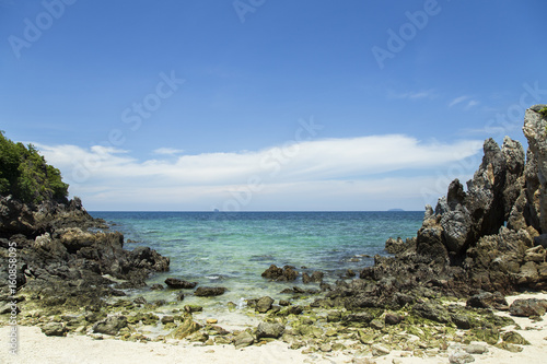 Andaman Sea, clear water, emerald green, the vast blue sky, beautiful sandy beaches, beautiful beaches.