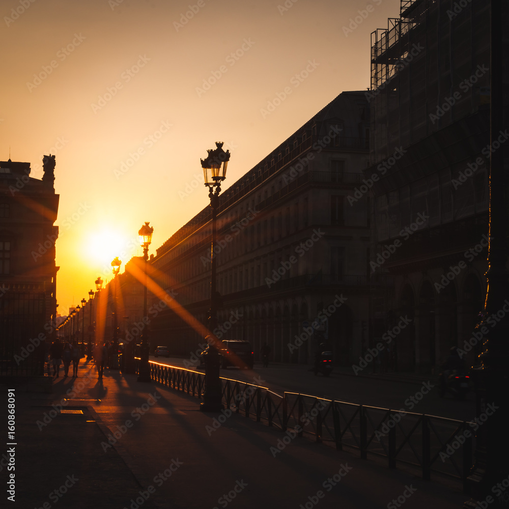 Fototapeta premium Coucher de soleil sur la rue de Rivoli à Paris - Paris, France