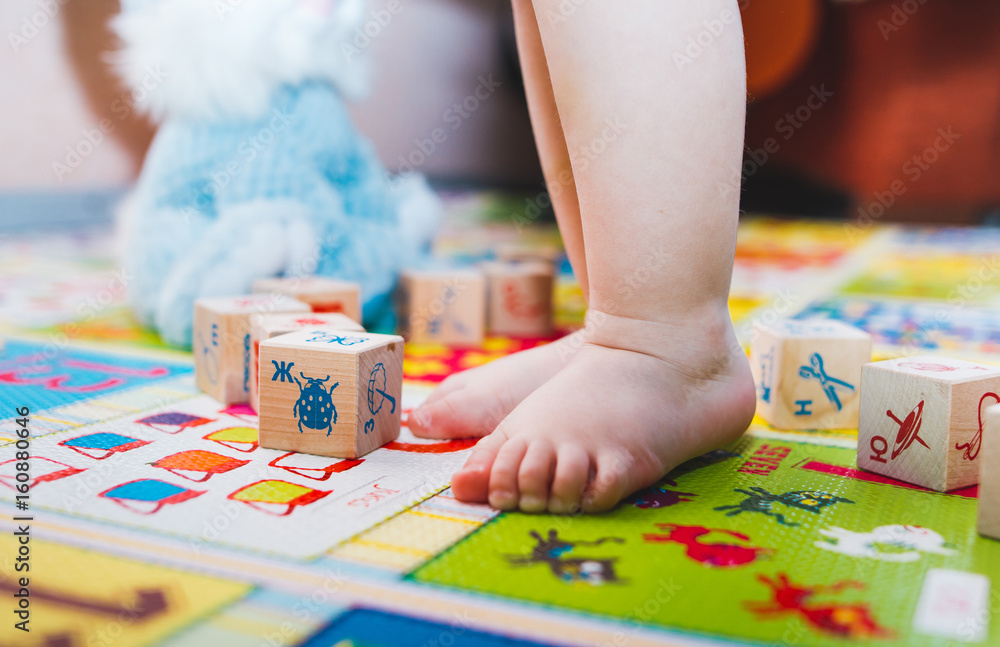 Obraz premium child little girl playing wooden toys at home or kindergarten