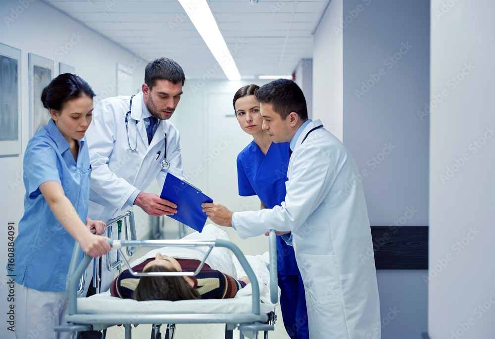 Obraz premium medics and patient on hospital gurney at emergency