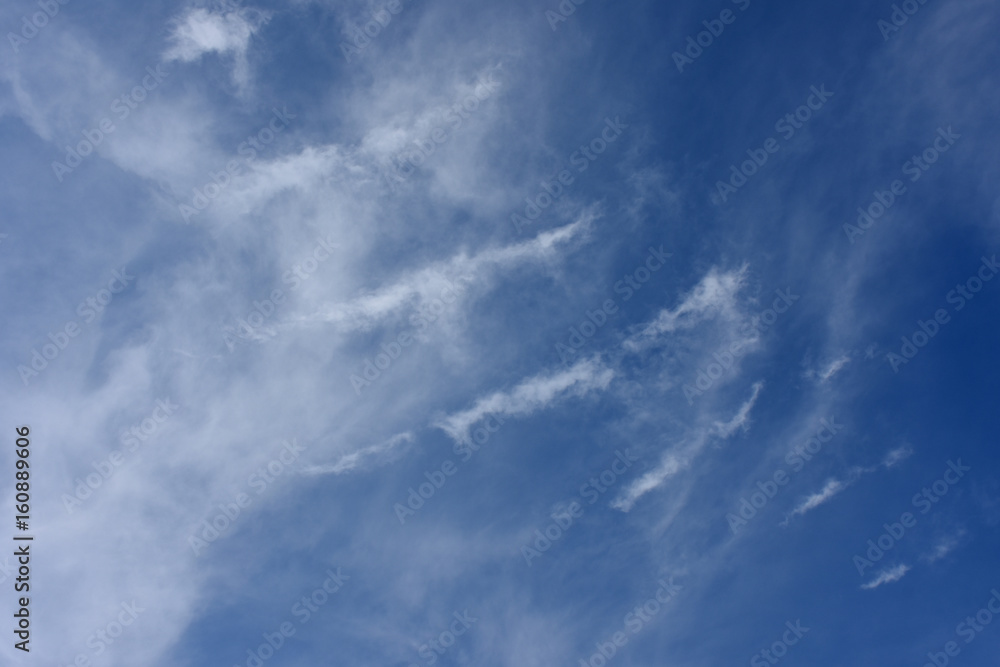 青空と雲「空想・巨大な爪あと」並ぶ、爪あと、足跡、進行、目指すなどのイメージ