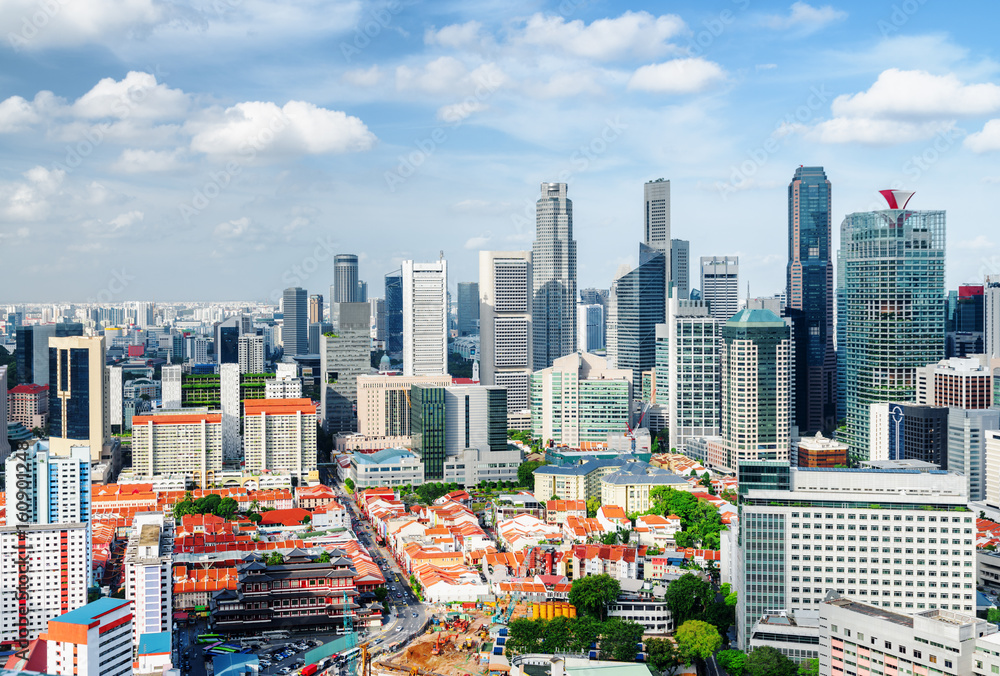 Naklejka premium Dzielnica Chinatown i drapacze chmur w centrum Singapuru