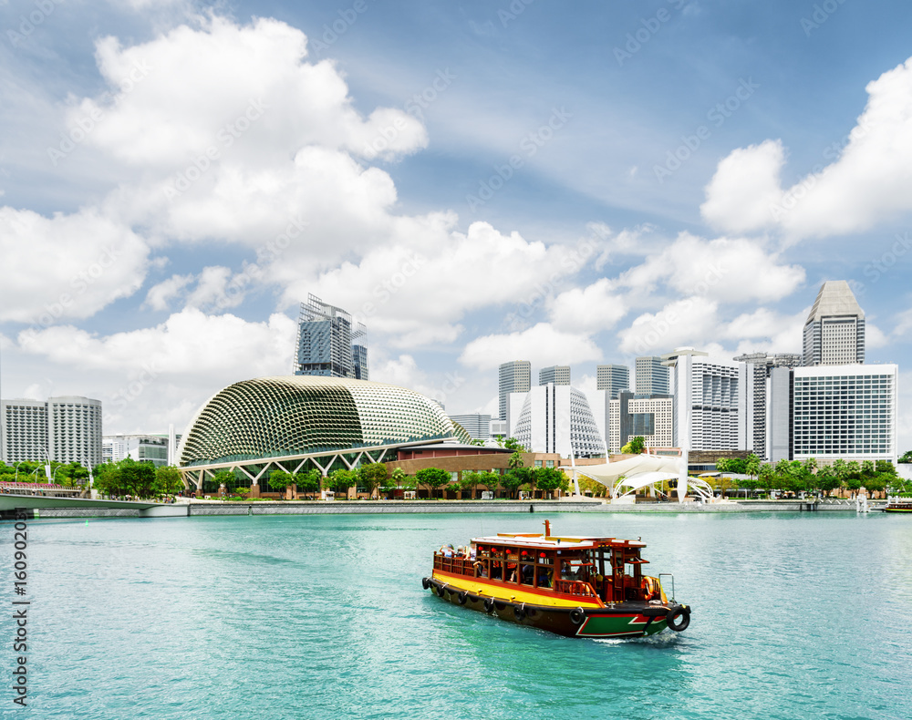Fototapeta premium Scenic view of tourist boat sailing along Marina Bay, Singapore
