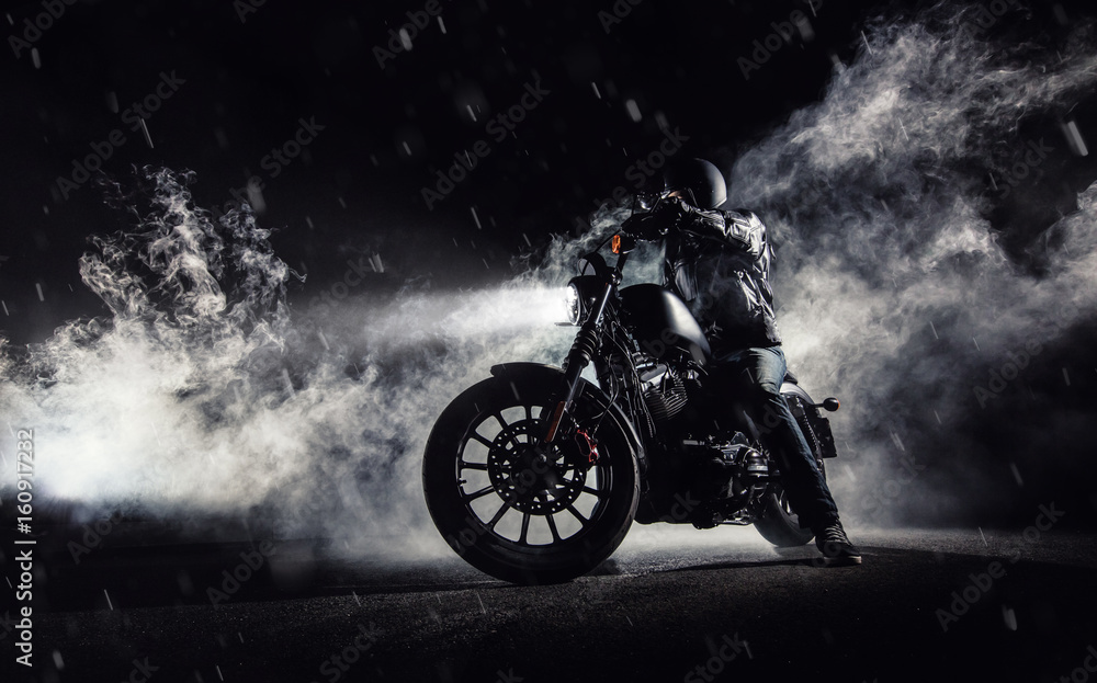 Obraz Siekacz motocyklowy dużej mocy z jeźdźcem w nocy