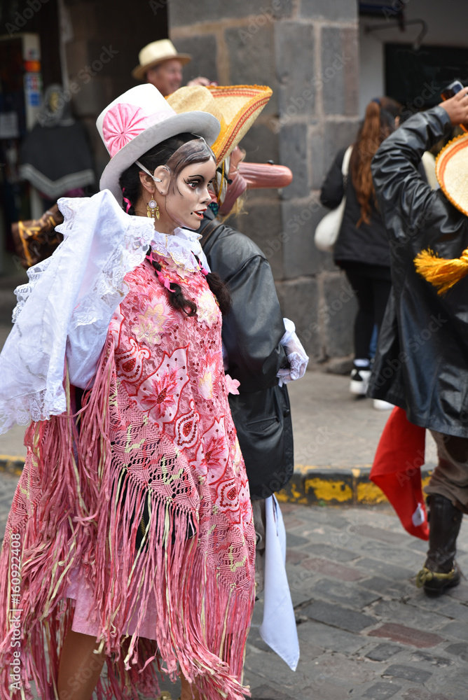 Péruvienne en costume de fête à Cusco au Pérou