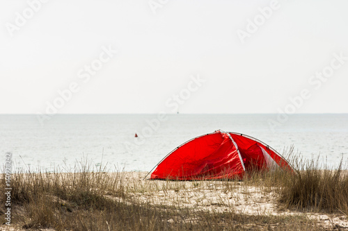Cuadro en lienzo Campeggio al mare, tenda rossa