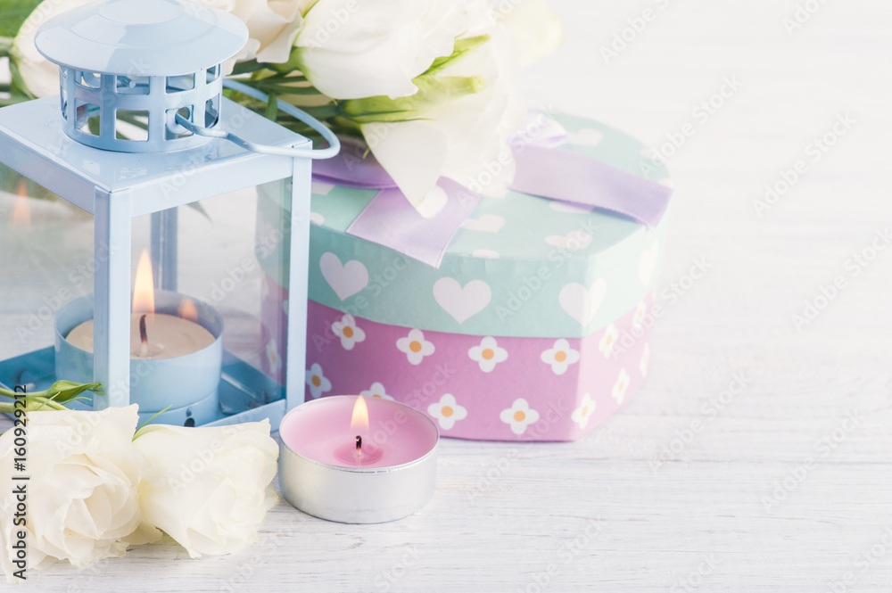 Φωτογραφία Arrangement of blue lanter, flowers, pastel gift box
