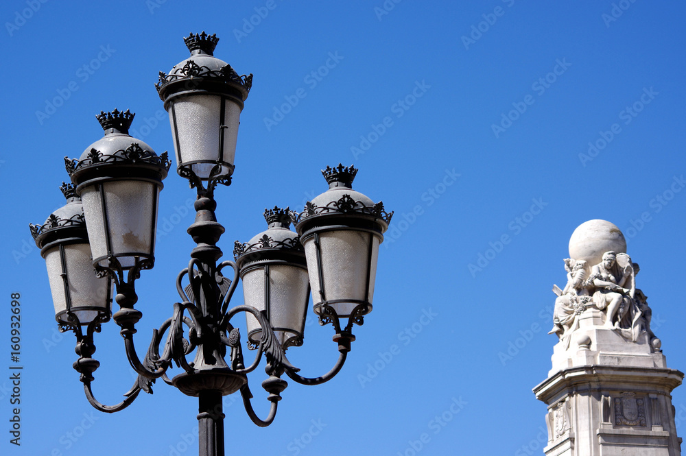 lampadaire devant le monument de miguel de cervantes, madrid