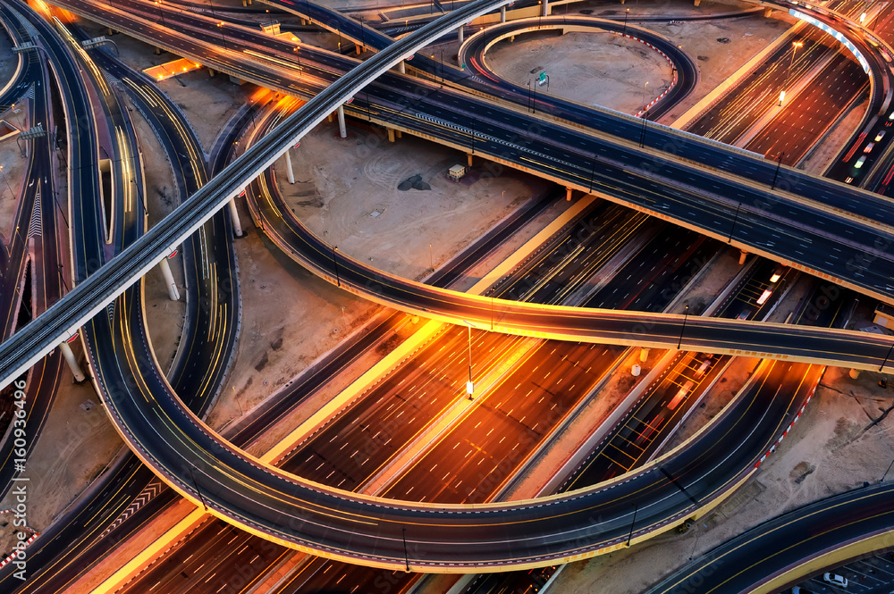 Fototapeta premium Niezwykła arteria prowadząca do Abu Zabi. Dubaj, Zjednoczone Emiraty Arabskie.