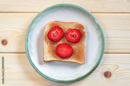 Toasted bread with strawberries