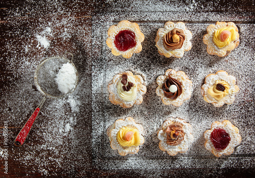 Foto Assorted small cookies .