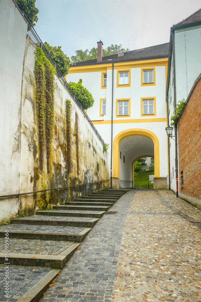 Obraz premium A view of the romanesque building with entrance to Domberg and basilica Saint Mary and Corbinian Cathedral in Freising, Germany.