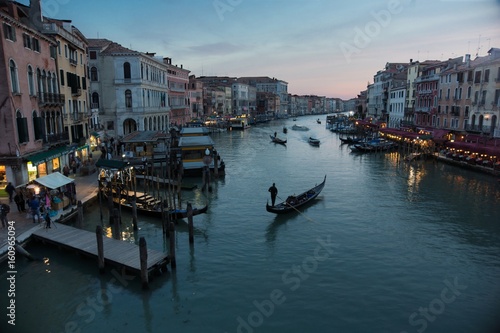 Abendlicher Blick von der Rialto-Brücke auf den Canale Grande © Klaus Bauer