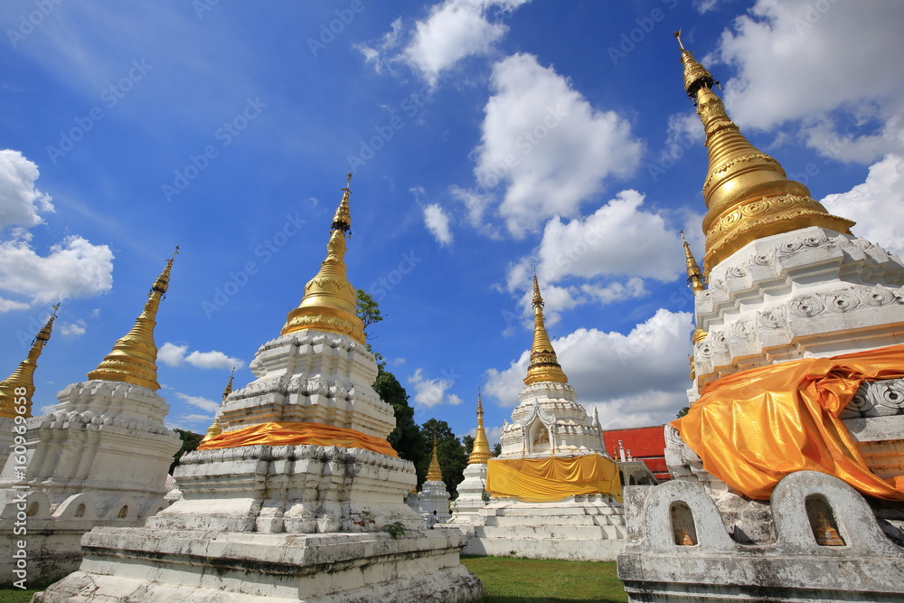Fototapeta premium Wat Chedi Sao Lang, Buddhist temple in Lampang, the north of Thailand
