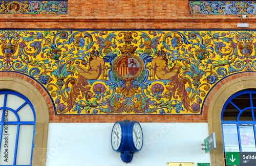 Azulejos y reloj en la estación de Jerez de la Frontera, España