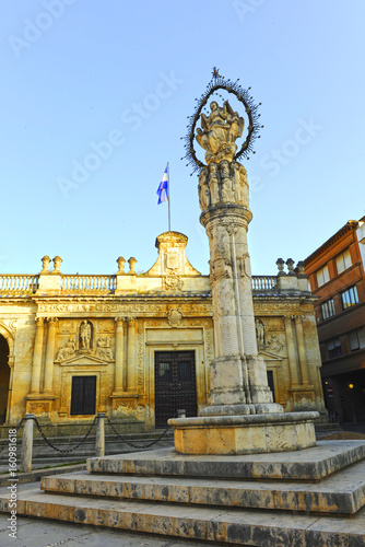 Monumento a la Asunción con el antiguo Ayuntamiento en el fondo, Jerez de la Frontera, Andalucía, España © joserpizarro