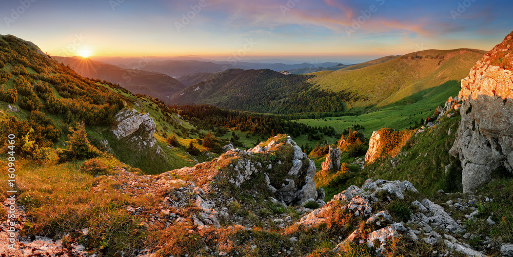 Fototapeta premium Krajobraz górski zachód słońca panorama na Słowacji, Suchy szczyt