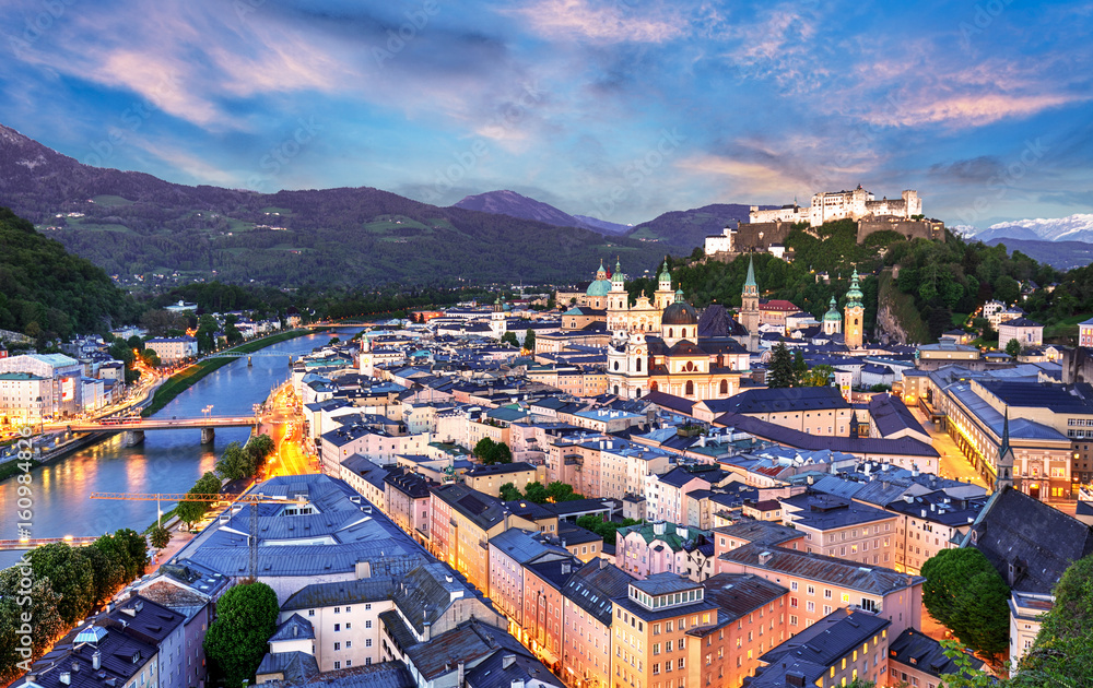 Fototapeta premium Historyczne miasto Salzburg z twierdzą Hohensalzburg o zmierzchu, Salzburger Land, Austria