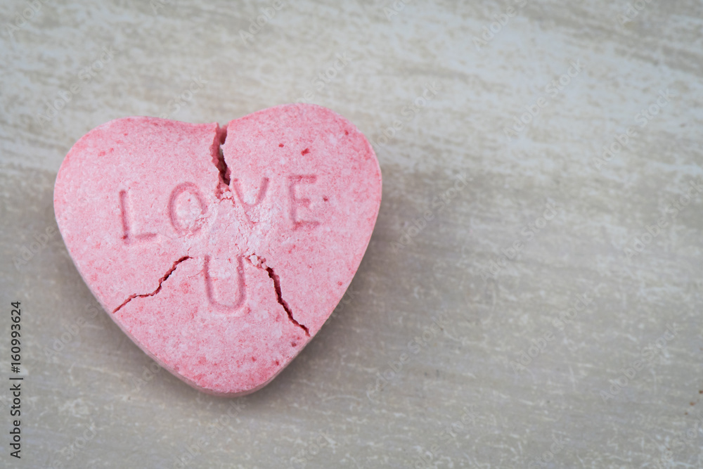 Obraz premium Cracked Love U Candy Heart with Copy Space Right