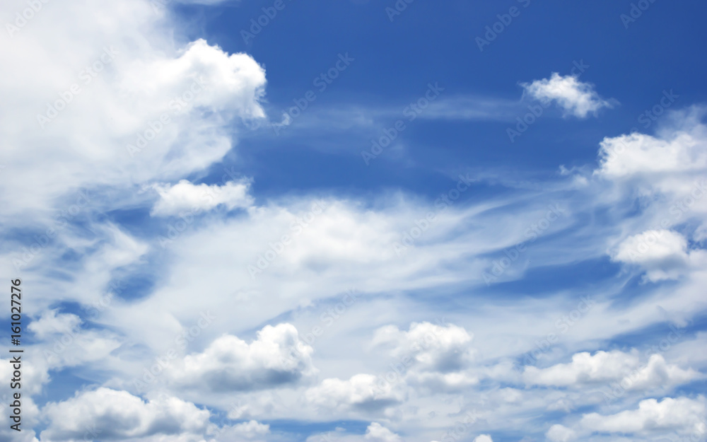 Obraz premium Fantastic soft white clouds against blue sky