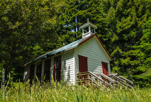 Φωτογραφία Old schoolhouse in overgrown meadow in northern California