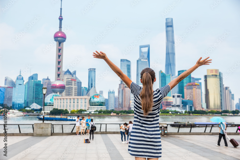 Obraz premium Szczęśliwy człowiek sukcesu z bronią w górze Szanghaju na Bund. Koncepcja podróży Chin lub miejski styl życia. Szczęście zdrowych ludzi żyjących w nowoczesnym mieście. Kobieta, zdobywając wyzwanie.