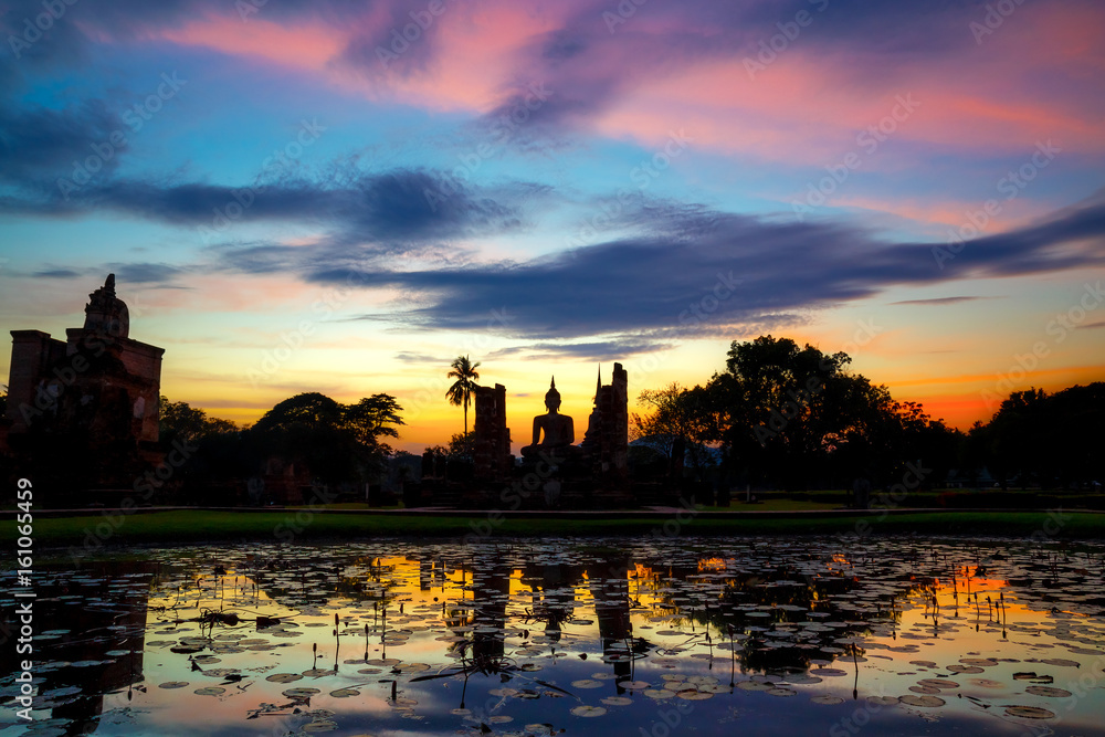 Obraz premium Wat Mahathat Temple in the precinct of Sukhothai Historical Park, a UNESCO World Heritage Site in Thailand