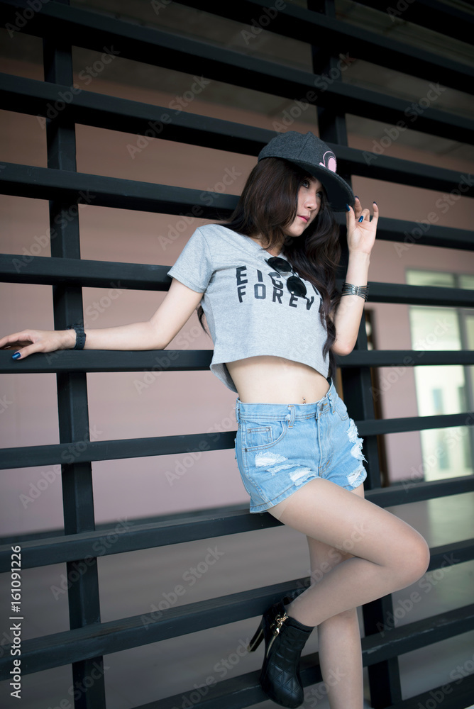 Asian beautiful girl posing in Short Jeans and T-Shirt. Stock 写真 | Adobe  Stock