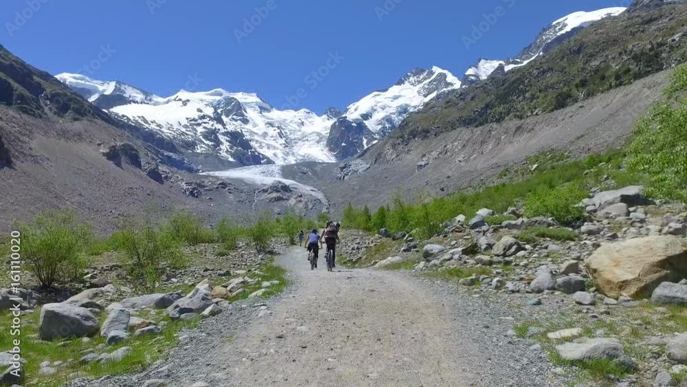 video 4k - Escursione in mountain bike in alta montagna - Svizzera video 4k - Escursione in mountain bike in alta montagna - Svizzera