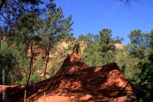 le sentier des ocres à Roussillon, petit village de Provence dans le Vaucluse photo